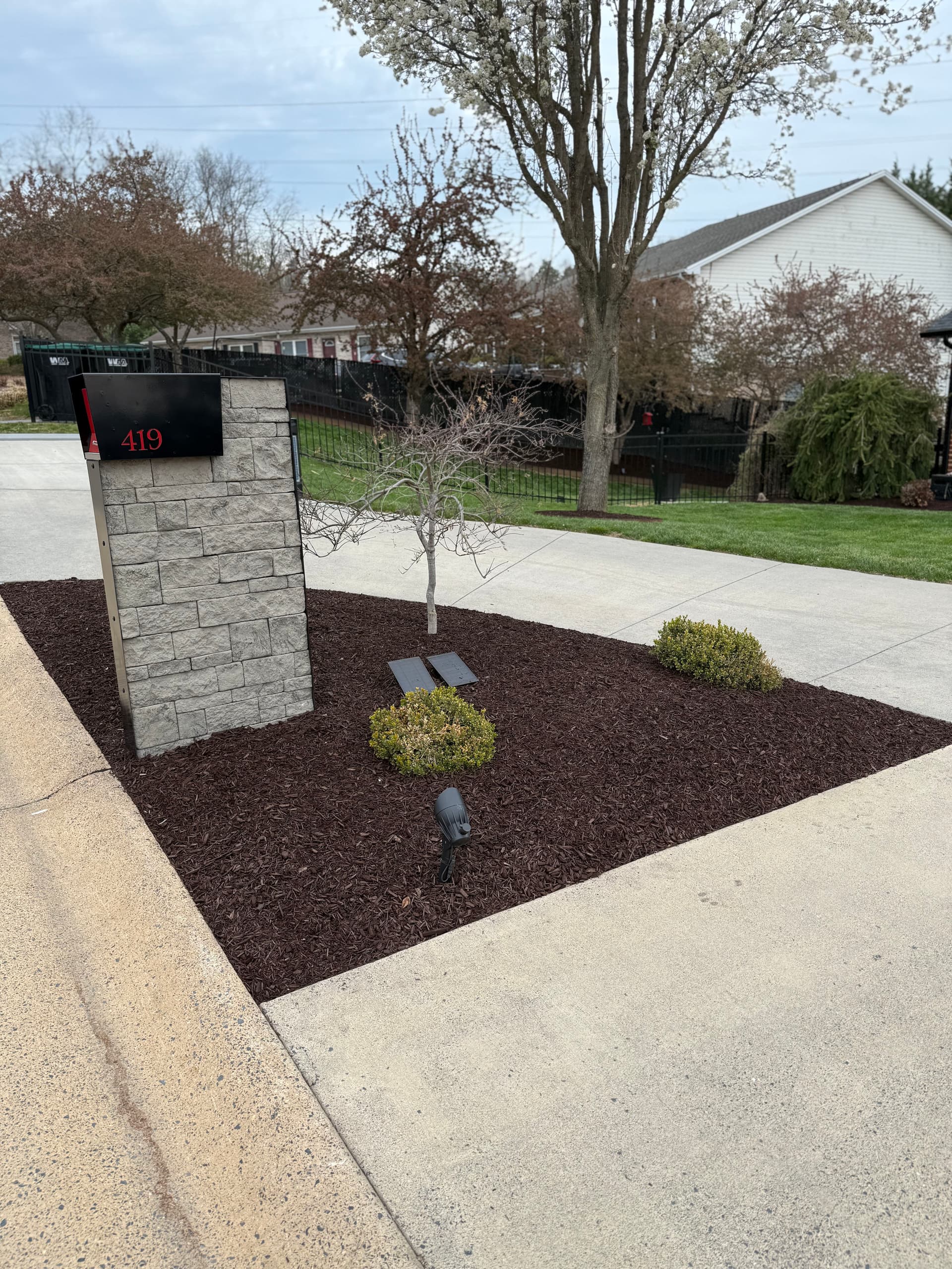 Gallery photos for Fresh Mulch That Makes a Front Bed Actually Pop: Image #1